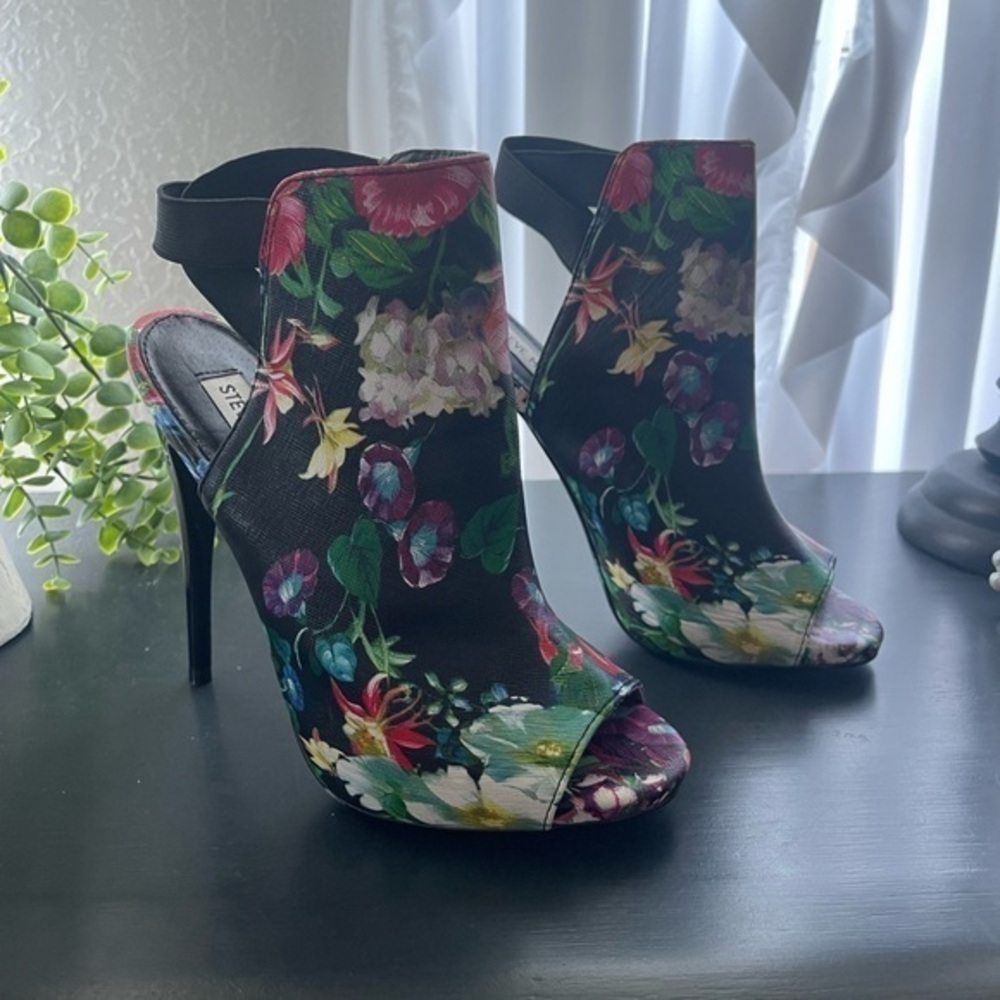 Steve Madden Floral Peep Toe Sandal Boot Heels Size 7